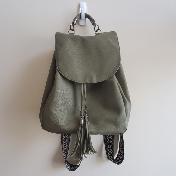 Atmosphere Vegan leather Backpack - Khaki colour with trendy traps contrast - Picture 2 of 13